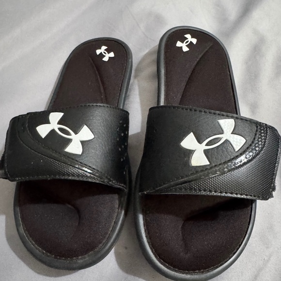 Youth under armour slides - Picture 1 of 1